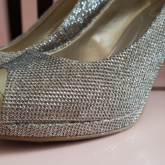 🤍 Bandolino gold heels - Picture 2 of 8